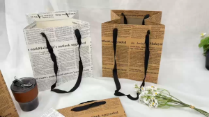 HUl (เเบบใหม่)ถุงกระดาษ ขนาดใหญ่ ถุงขย้ายข้าง ฐานกว้าง ลายหนังสือพิมพ์ ภาษาอังกฤษ หูยาวสีดำ พร้อมส่งด่วน