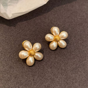 CELIIF | Gentle Flower Pearl Earrings Unique High-End Luxury