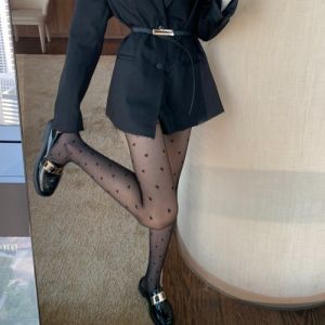 ถุงน่องลายรูปหัวใจสีดำสำหรับผู้หญิงถุงน่องเลกกิ้งลายดอกแบบบางสำหรับฤดูใบไม้ร่วงและฤดูหนาว INS อินเทรนด์ป้องกันการขีดข่วนเซ็กซี่ใส่แล้วดูผอมเพรียว