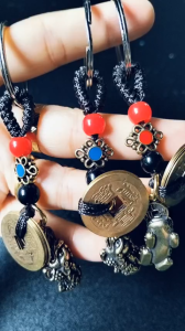 Móc khóa tỳ hưu phong thủy bằng đồng thau kèm ngũ đế ti.ền thu hút t.ài lộc may mắn