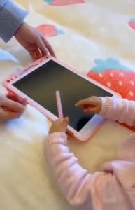 Bảng Viết Tự Xóa Màng Hinh Lcd Thông Minh MÀU HỒNG CHO BÉ GÁIkích thước 10 inch (17cm*25cm).