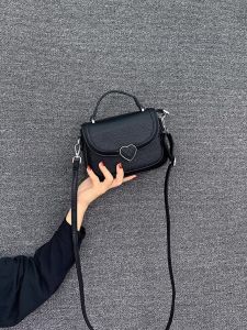 กระเป๋าสะพายข้างหนังสัมผัสหรูหรา MKDA กระเป๋าสะพายข้างทรงสี่เหลี่ยมเล็กสำหรับผู้หญิง กระเป๋าถือแบบลำลอง ปิดด้วยแม่เหล็ก กระเป๋าสะพายข้างแบบสะพายข้าง ขนาดเล็ก