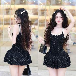 มินิเดรส กระโปรงไล่ระบายน่ารักๆสาวๆที่ไม่มั่นใจในสะโพกแนะนำรุ่นนี้เลยค่าาา แบ่งสัดส่วนให้ชัดดูมีสะโพกเพิ่มความมั่นใจ’ ดีเทลแต่งกุ๊นสลับตัดขอบชุด ผ้ายืดใส่สบาย