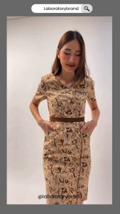 Laboratory เดรส 9020# เดรสผ้าพิมพ์ลายอัดผ้ากาว คอวีป้าย กระโปรงสอบ