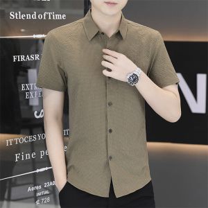 เสื้อเชิ้ตแขนสั้นผู้ชาย ผ้าไหมน้ำแข็ง ทรงหลวม ทรงปกติ ฤดูร้อน 2025 ผ้าโพลีเอสเตอร์ ทรงปกติ ทรงหลวม ลำลอง สำหรับผู้ชาย