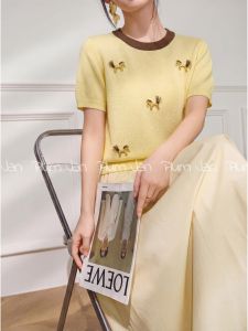 PlumJan | Áo Thun Tay Ngắn Cổ Tròn Màu Vàng Nhạt Có Thiết Kế Ngựa Vằn Trang Trí