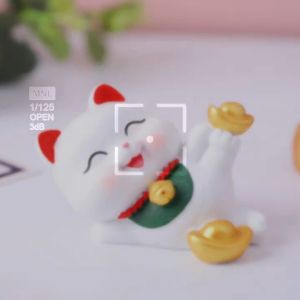 Decor mèo thần tài thỏi vàng trang trí taplo oto  phụ kiện xe hơi sáng tạo hoặc để bàn làm việc có tặng kèm sáp thơm