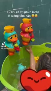 Vịt bánh xe nước - Cánh cụt bánh xe nước - Đồ chơi nhà tắm cho bé