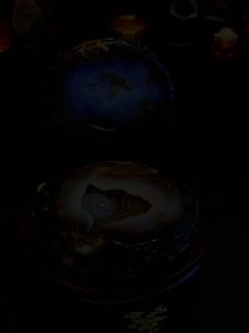 decoration jubaopen agate open polished outer with super shine crystal ✨闪晶满天星💯天然玛瑙聚宝盆💰 盆形圆美天然黑玛瑙带黄幽灵👍  盆里满天星闪亮白水晶✨ + 特制实木底座整体高total height: 14.5cm  底座宽total width: 10x11.5cm  总重total weight: 0.8kg玛瑙宽raw diameter: 8.5cm  净重raw weight: 0.42kg