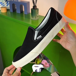 Sepatu Thunderbear - Slip On Voltaire BW