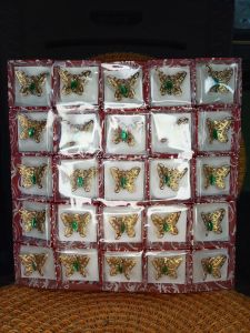vania souvenir..souvenir pernikahan bros kupu kupu warna emas cantik dan unik isi 100 pcs barang ready stock kakak