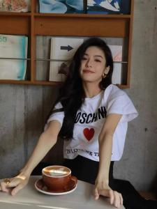 American Early Spring New Fashion Heart Letter Sweet Temperament Loose Matchable round Neck Short Sleeve Womens T-shirt Design Sense