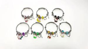 Sanrio | Vòng Tay Hello Kitty Dễ Thương Dành Cho Bé Gái Màu Bạc Có Thể Điều Chỉnh Kiểu Vòng Tay Mở Đính Đá Lấp Lánh & Mặt Dây Chuyền Hình Trái Tim/chìa Khóa Chất Liệu Hợp Kim Kẽm