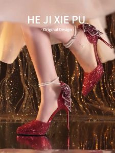 รองเท้าส้นสูงเวทีสีแดง ผู้หญิง รองเท้าแต่งงานใหม่ที่สวยงามปมผีเสื้อเพชรน้ํา หวาน รองเท้าส้นแสดงคริสตัลนางฟ้า