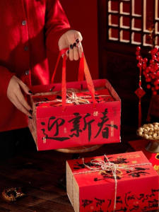 New Year Gift Box Gold Stamping Bamboo Woven Handheld Luxury Candy Nut Souvenir Packaging Box Retro Style Carry Handle Design