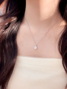 Silver Small Square Sugar Necklace Womens Style 2024 New Diamond Embedded Clavicle Chain High-End Pendant Womens Diamond Jewelry