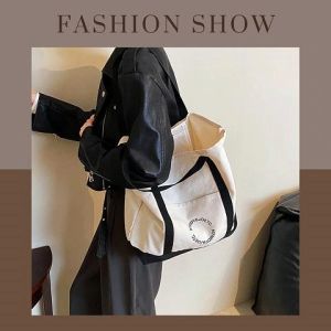 PiShops นิยม กระเป๋าผ้าสะพายข้าง งานผ้าแคนวาสใบใหญ่ใส่ของได้เยอะแบบจุใจดีเทลเก๋น่ารักๆใช้งานง่ายสะดวกสบายสีสันโทนสุภาพ กดใส่ตระกร้าได้เลยจ้า