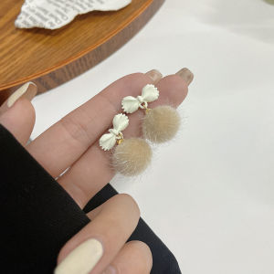 ต่างหูทรงลูกบอลขนกระรอกสีเทาและสีน้ำตาลสำหรับผู้หญิง เครื่องประดับหูแบบมีดเงิน S925 สไตล์เรียบง่ายและหรูหรา