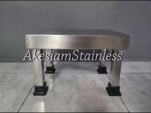 เก้าอี้สเตนเลส ทรงเหลี่ยม (ขาเหลี่ยม-สวมจุกยาง) ขนาด กว้าง 20x ยาว 30x สูง 20cm.