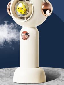 พัดลม USB ขนาดเล็กสำหรับโต๊ะทำงาน พัดลมพ่นน้ำสำหรับออฟฟิศ พัดลมพกพาสำหรับหอพักนักเรียน 824 ที่ระบายอากาศได้ดี ระบายความร้อนได้ดี