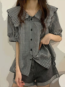 เสื้อเชิ้ตคอปกตุ๊กตาสไตล์ฝรั่งเศสสำหรับผู้หญิงในช่วงฤดูร้อนปี 2022 แขนสั้นทรงหลวมลายสก็อต ทรงหลวม เสื้อเชิ้ตคอปกตุ๊กตา