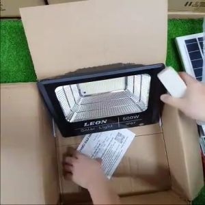 BẢO HÀNH 2 NĂM  DÂY 5M - Đèn năng lượng mặt trời ngoài sân và trong nhà 500W 700W 1000W siêu sáng 15000mAh  Đèn pha Led năng lượng mặt trời pha 500W Solar Chip Led Siêu Sáng chống nước