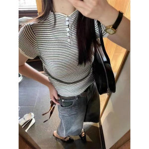 เสื้อยืดคอกลมแขนสั้นทรงสลิมฟิตสไตล์ฝรั่งเศสสำหรับผู้หญิงในช่วงฤดูร้อนปี 2024 เสื้อเชิ้ตแขนสั้นลายทางที่สวมใส่ได้หลากหลาย