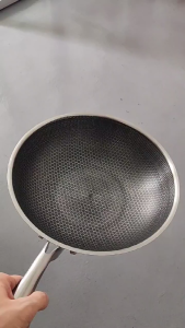 Chảo Vân Đá Tổ Ong Đường Kính 28cm Có Tay Cầm Chống Nóng Chảo Chiên Inox Dày Dặn Cầm Tay Chắc Chắn Cho Mọi Loại Bếp