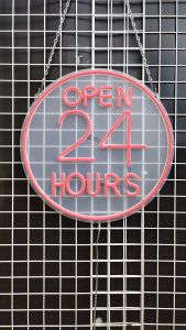 ป้ายไฟตัวเลขนีออนแบบทอมิเนียส ขนาด 40x40x1.5 ซม. พร้อมสายไฟปลั๊ก US ตกแต่งหน้าร้าน BEVERLY SHOP