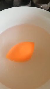 FS Sponge Beauty Teardrop Spons Make Up Telur Isi 3 pcs