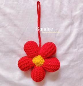 พวงกุญแจดอกไม้  ที่ห้อยกระเป๋า ดอกไม้ไหมพรมคละสี  (ถักแน่นทุกดอกทนทานใช้ได้นานค่ะ)