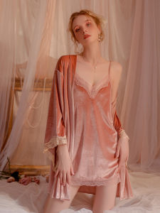 ชุดนอนเซ็กซี่แบบใหม่ใส่ในฤดูใบไม้ร่วงและฤดูหนาวเดรสสายเดี่ยวใส่นอนผ้ากำมะหยี่คอวีลึกเย็บติดลูกไม้สำหรับผู้หญิงชุดคลุมด้านนอกแขนยาวดูแพงเรียบง่าย