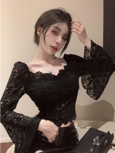 เสื้อเชิ้ตลูกไม้แขนกระดิ่งทรงสลิมฟิตสีดำ แขนยาว คอเหลี่ยม ปกโปโล แฟชั่นฤดูใบไม้ผลิ 2025 เสื้อเชิ้ตผู้หญิงแบบลำลอง