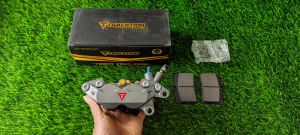 pengeriman cakram depan axial 4p universal semua motor pengereman cakram doble kampas tracktion traktion pnp honda cb gl mp tiger fiz r rx king supra Kaliper Caliper Depan Kanan Babet Axial Big Pot 4 Piston 4P Grey Kaliper 4Piston axial cocok semua motor