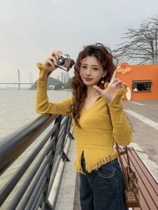 เสื้อสเวตเตอร์ถักคอวีแขนยาวสไตล์เกาหลีสำหรับผู้หญิงในช่วงฤดูใบไม้ผลิ เสื้อสั้นสีเหลือง Dopaamine ดีไซน์พร้อมหัวเข็มขัดแบบยาว ความหนาปกติ