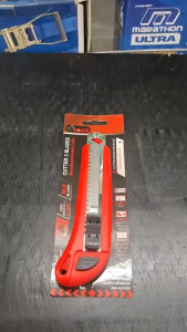 HACHI คัตเตอร์ 3 ใบมีด ขนาด 18 มม. สีแดง-ดำ