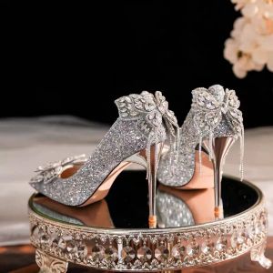 รองเท้าแตะส้นสูงประดับคริสตัลสีเงินสำหรับผู้หญิง ทรงหัวแหลม สวมใส่สบาย สำหรับงานแต่งงาน รองเท้าแตะสุดหรู รองเท้าแตะแบบสวมหัวแหลม