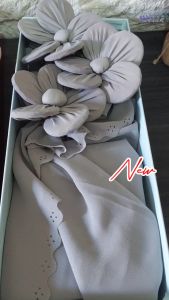 TrulyChoco paket coklat dan hijab pashmina untuk hadiah ulang tahun anniversary dan wisuda