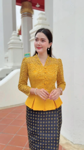 เสื้อผ้าไหมสี่เส้น แต่งลูกไม้ ช่วงอก และแขน คอวี ตกแต่งกระดุมแกะได้ แพทเทริ์นเป๊ะเข้ารูปทรงสวย อก 32-38 นิ้ว