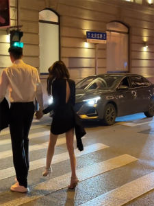 Milkcoco เปลือยสไตล์ไทย สีดำ ผ้าซาติน มินิเดรส Celebrity Date Night ชุดราตรี High เอว กระโปรงทรงเอ ยาว แขนเสื้อ Crewneck