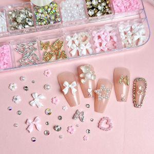 1 กล่อง อุปกรณ์ตกแต่งเล็บเรซิ่นลายดอกไม้รูปดาวโบว์หวานสไตล์มินิมอล  ผีเสื้อโลหะกลวง  คริสตัลเม็ดเล็ก  ไข่มุก  จี้ตกแต่งเล็บ  งาน DIY