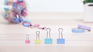 Kẹp giấy Deli 8520 – Kẹp đuôi phượng kim loại cao cấp nhiều màu sắc kẹp hồ sơ tài liệu