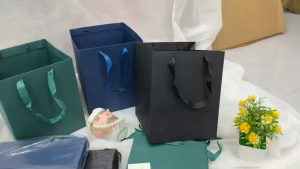 ถุงกระดาษคราฟท์ หูหิ้ว อย่างหนา คุณภาพดีมาก ฐานกว้าง ใส่กล่องของขวัญ 20*20*25 ซม. พร้อมส่ง