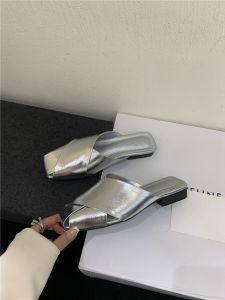 รองเท้าแตะส้นเตี้ยสีเงินหุ้มส้นครึ่ง ผู้หญิง ฤดูร้อน รองเท้าชายหาด สไตล์ฝรั่งเศส รองเท้าแตะทอกลวงออกสวมใส่ทุกวัน