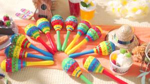 7.87 Inches Fiesta Wooden Maracas 2 Pcs Noisemaker for Mexican Fiesta Musical Maracas Party Favors Mexican Birthday Fiesta Christmas Cinco De Mayo Party Favors(Red)