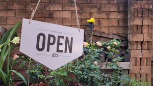 ป้ายหน้าร้าน แก้ไขข้อความได้..ฟรี!! Open Closed  ป้ายเปิด-ปิด รูปธงสีขาว / หน้า-หลัง / พร้อมจุ้บสุญกาศติดกระจก ขนาดใหญ่ (มีพร้อมส่ง)