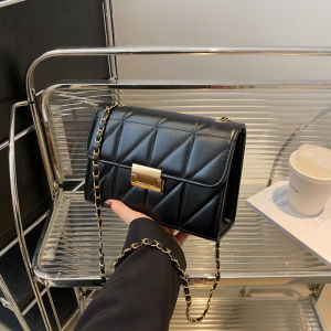 กระเป๋าสะพายข้างขนาดเล็กแบบมินิสุดเก๋พร้อมโซ่สำหรับผู้หญิงในช่วงฤดูใบไม้ผลิและฤดูร้อนปี 2025 กระเป๋าสะพายข้างแบบสะพายข้างแบบลำลองที่ทันสมัย