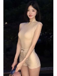 Pure Desire Style เสื้อยืดคอกลมเข้ารูปเอวสูงกระชับสัดส่วนสำหรับผู้หญิง กางเกงขาสั้นทรงเข้ารูปเอวสูง แขนยาว ชุดแฟชั่นฤดูใบไม้ร่วง