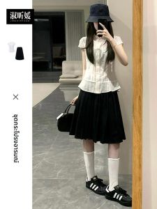 SUSIEYUAN | ชุดเดรสกระโปรงสั้นสไตล์เกาหลีหวานๆ ชุดสองชิ้นฤดูร้อน 2025 ใหม่ล่าสุด เอวสูง แขนสั้น คอตั้ง สไตล์เกาหลี