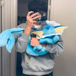 AOGER | Bộ Sưu Tập Đồ Chơi Nhồi Bông Pokemon Pikachu Sprigatito Piplup - Jirachi Blastoise Chikorita Riolu Espurr Charizard Victini Tepig Nivy Doll Nhân Vật Nhồi Bông Mềm Mại Dành Cho Mọi Lứa Tuổi